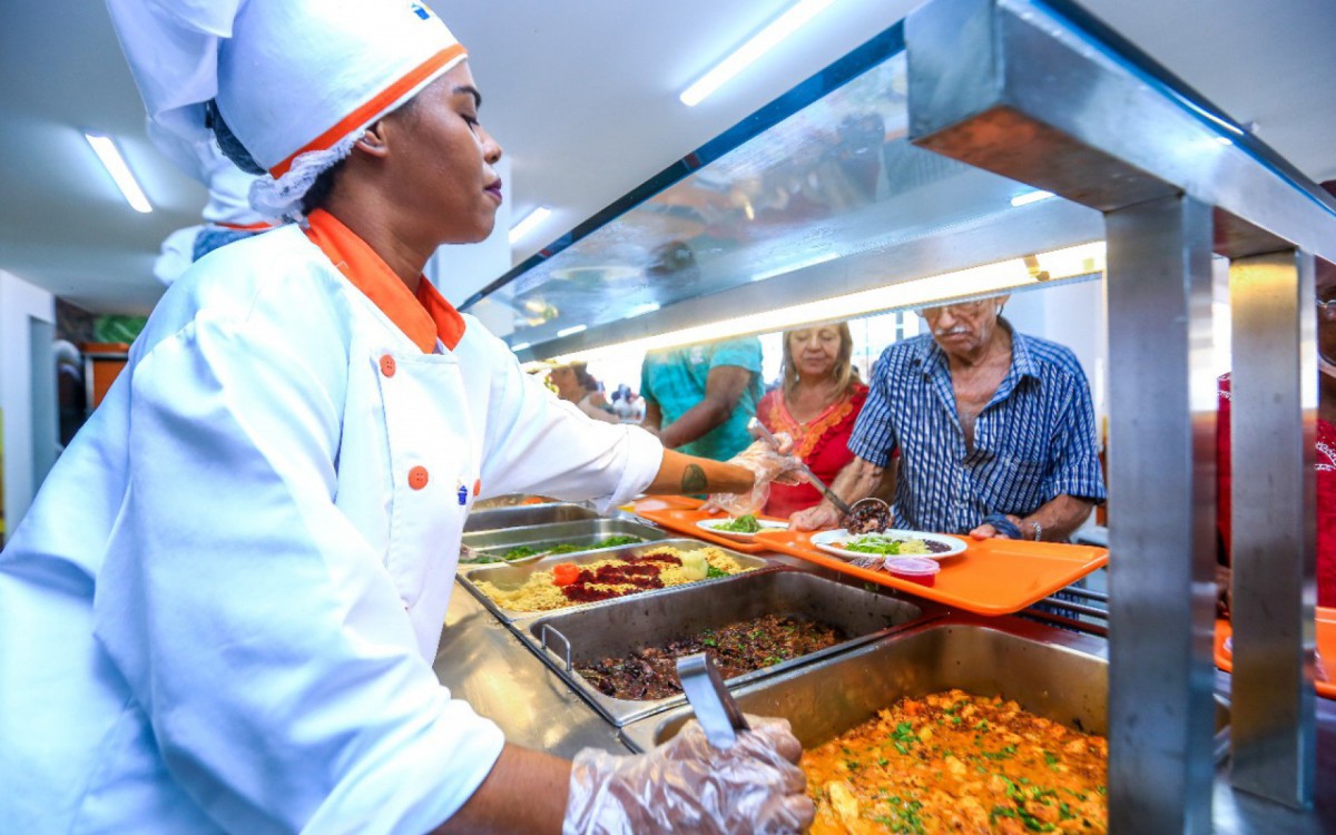 O p&uacute;blico come&ccedil;a a chegar cedo para almo&ccedil;ar no Restaurante do Povo