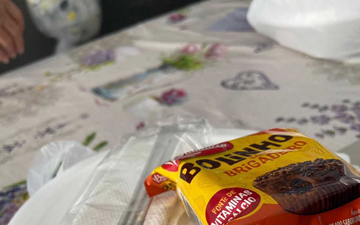 Al&eacute;m da quentinha, a pessoa ajudada ainda ganha um bolinho para adocicar a refei&ccedil;&atilde;o