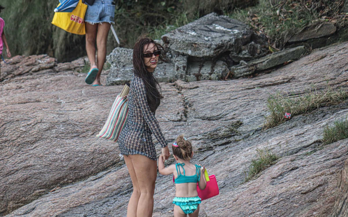 Rafa Kalimman foi vista em praia do Rio com Jos&eacute; Loreto e a sobrinha