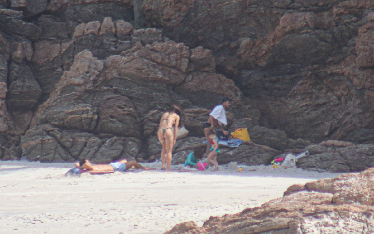 Jos&eacute; Loreto e Rafa Kalimann foram vistos com amigos em praia do Rio, nesta sexta-feira