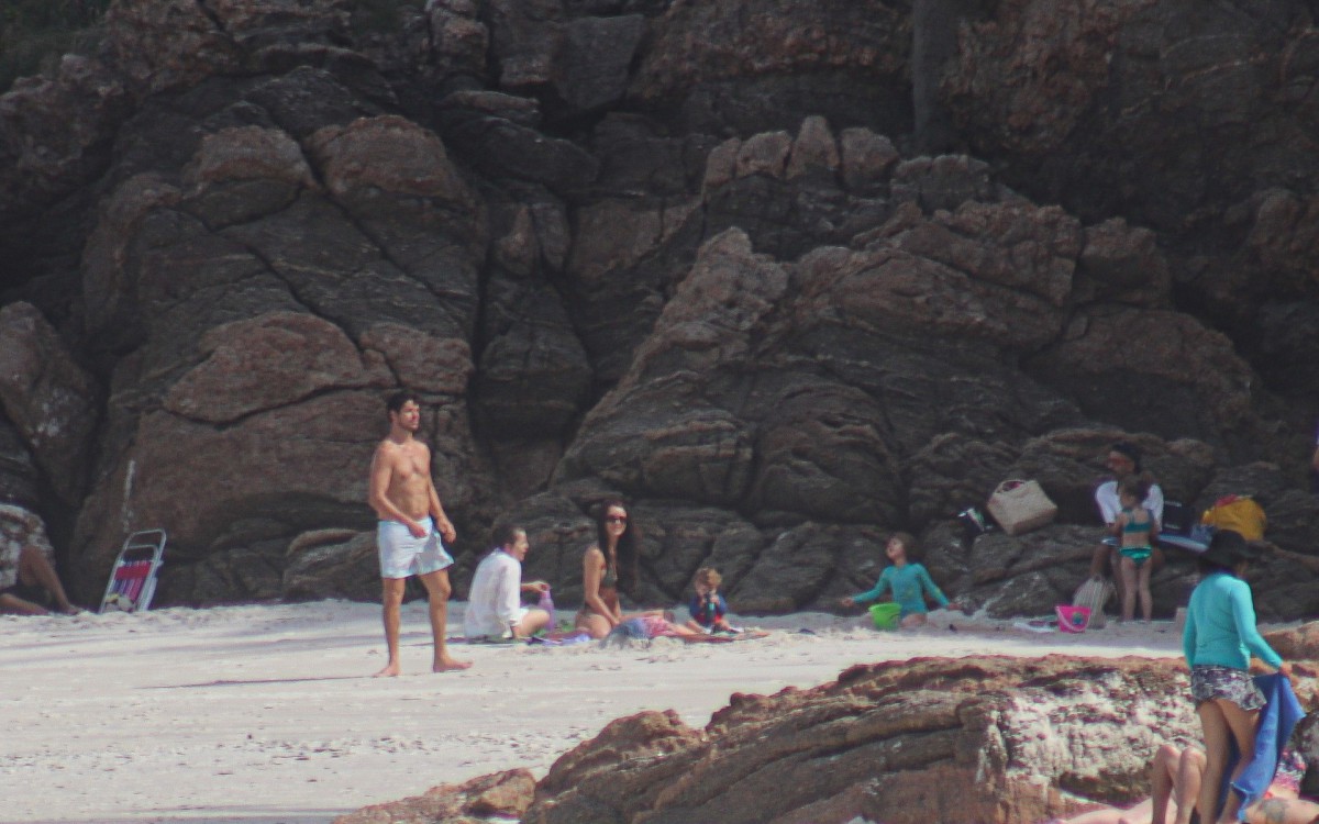 Jos&eacute; Loreto e Rafa Kalimann foram vistos com amigos em praia do Rio, nesta sexta-feira