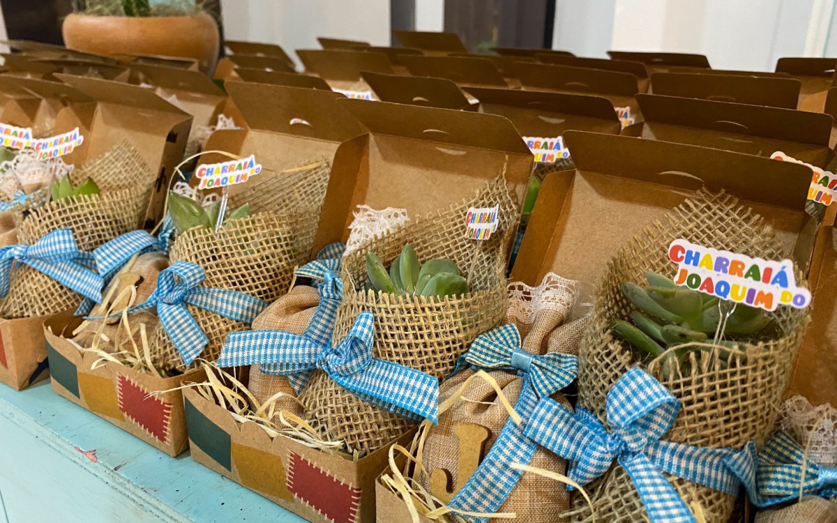 Viviane Ara&uacute;jo e Guilherme Milit&atilde;o fazem 'charrai&aacute;' para Joaquim