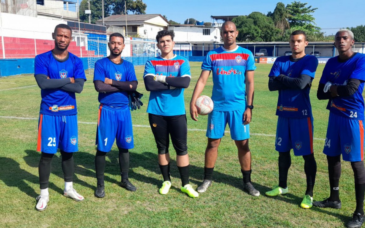 O treinador de goleiros Dida com os goleiros do SE Belford Roxo