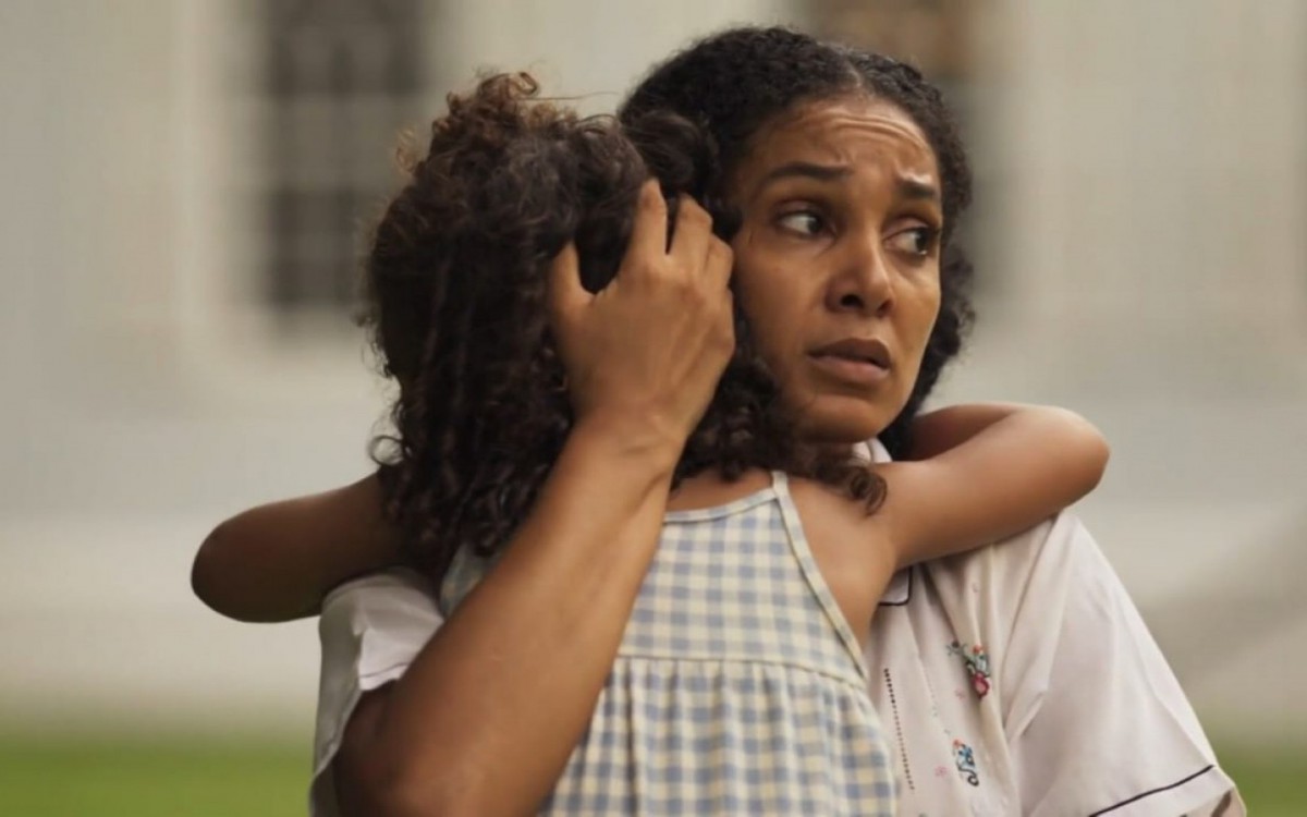 Ester Dias em cenas de 'Pantanal' como a m&atilde;e da Muda