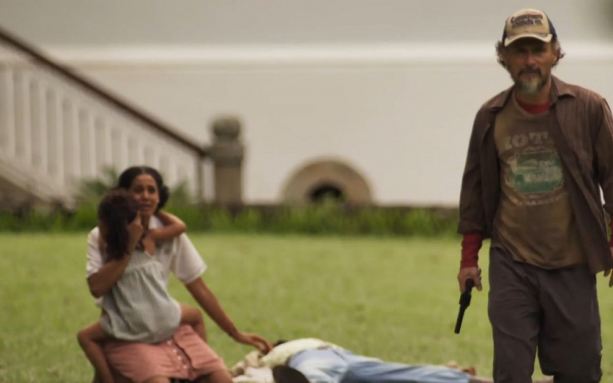 Ester Dias em cenas de 'Pantanal' como a m&atilde;e da Muda