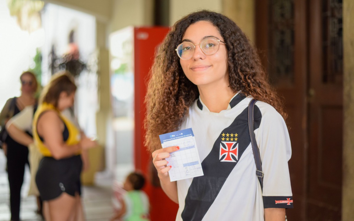 RJ - Quarta dose para pessoas com 18 anos ou mais. Na foto Fernanda Gon&ccedil;alves, estudante de odontologia, com 21 anos, toma a quarta dose no Pal&aacute;cio do Catete, zona sul do Rio de Janeiro. Nesta sexta (29).