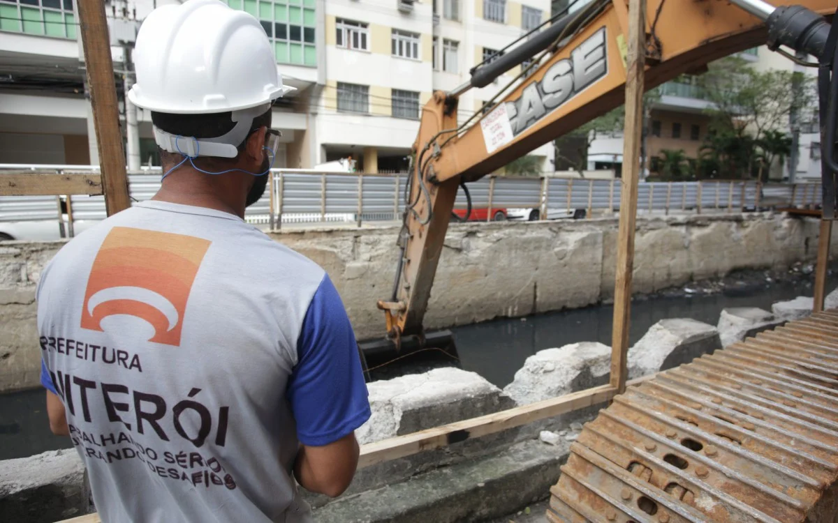 Interdição da Ary Parreiras para obra de praça sobre o canal é adiada