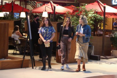 Boninho e Ana Furtado curtem passeio em shopping 