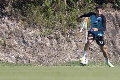 Volante treina com bola e pode reforçar Botafogo em duelo com o Corinthians