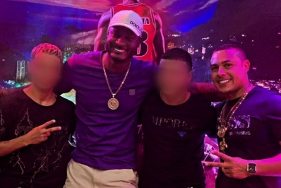 Vídeos: PM investiga festa de chefe do tráfico na Rocinha que teve bolo com fuzil e queima de fogos