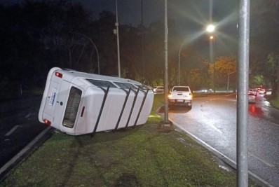 Chuva provoca acidente na estrada Grajaú-Jacarepaguá