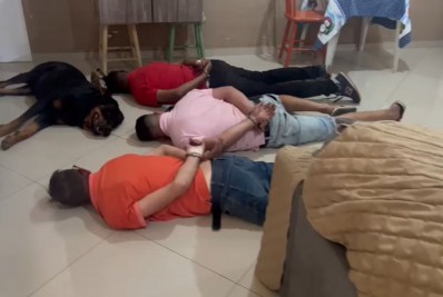 Cachorro ‘se rende’ junto com suspeitos durante operação policial em São Paulo