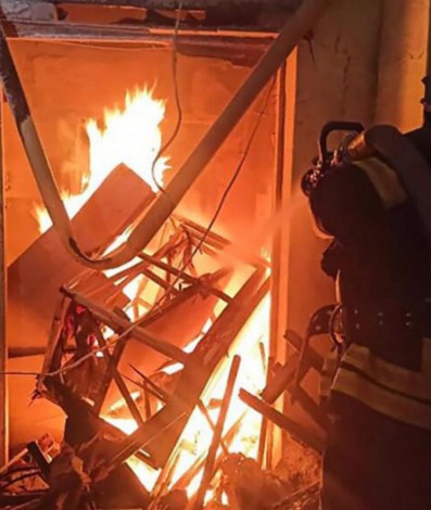 Bombeiros no local tentando controlar as chamas - Redes Sociais