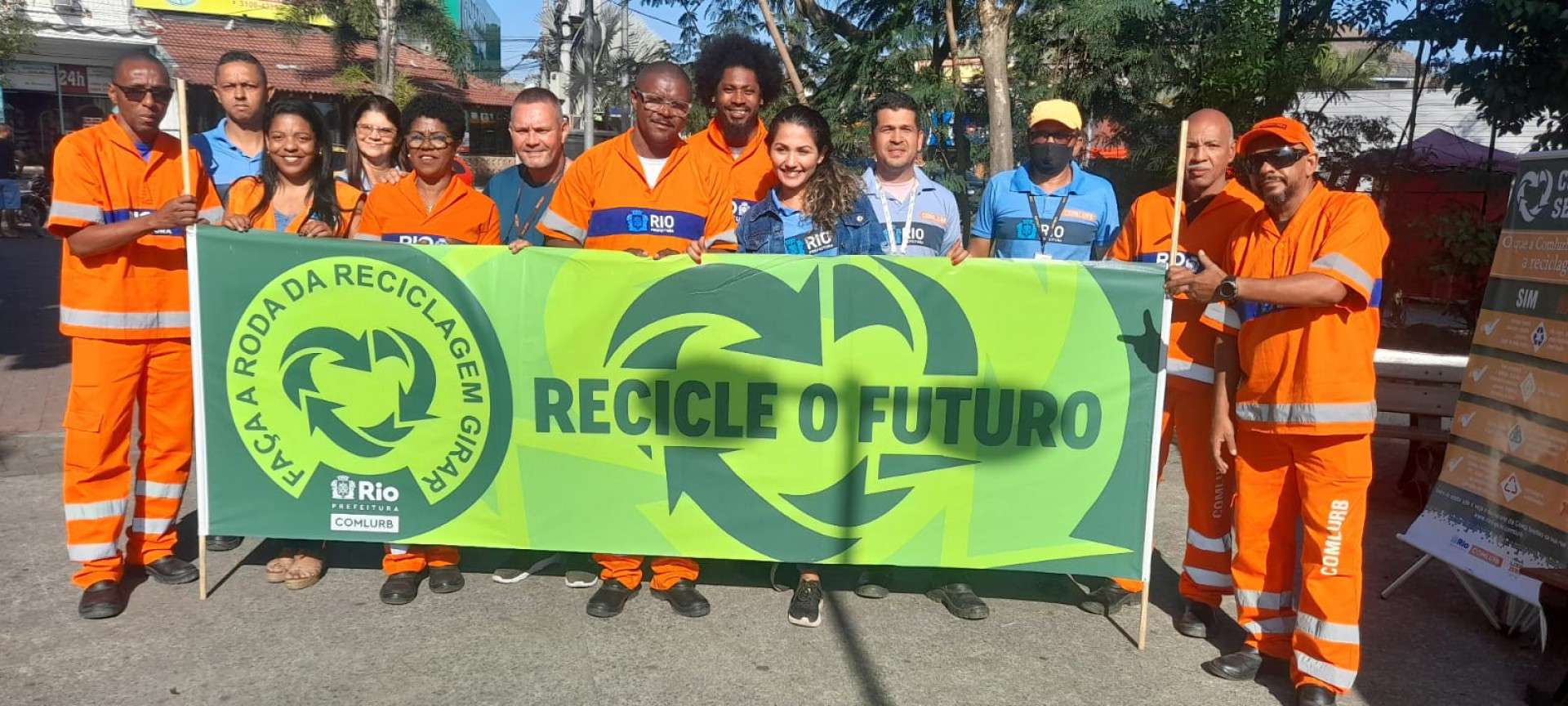 Comlurb reforça campanha de adesão à coleta seletiva com moradores do Leblon
 - Foto: Divulgação/ Comlurb