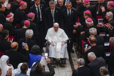 De volta ao Vaticano, Papa Francisco admite diminuir agenda de viagens