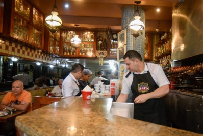 Setor de serviços está otimista para o fim do ano e recrutadores indicam sites para encontrar vagas