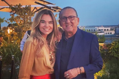 Mulher de Galvão Bueno sobre recuperação do narrador após cirurgia na coluna: 'Já está andando'