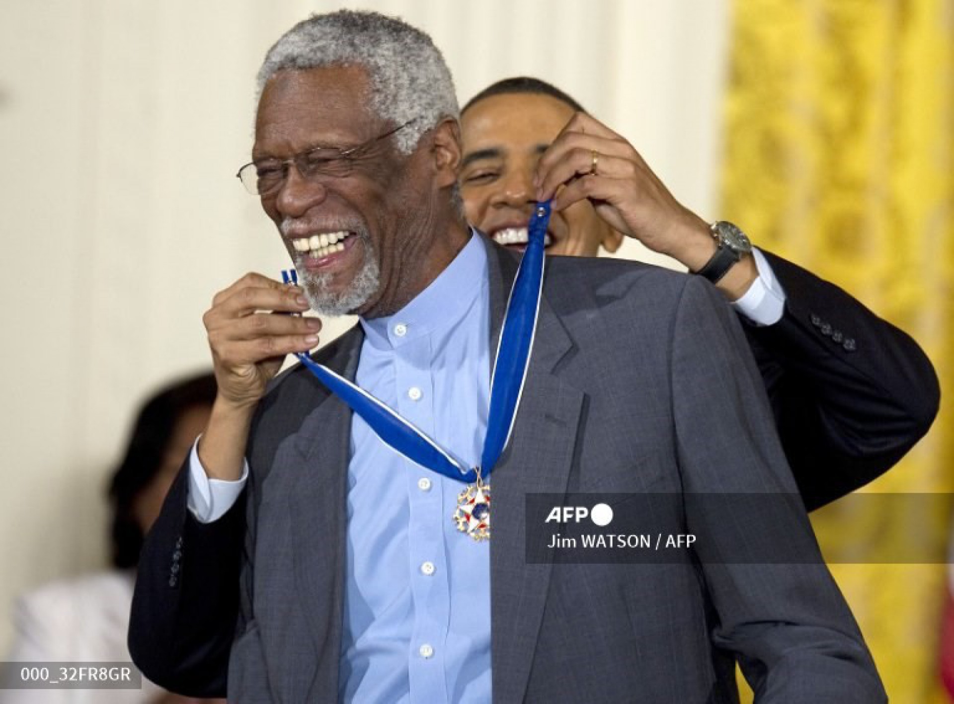 Bill Russell recebendo a Medalha Presidencial da Liberdade por Barack Obama em 2011 - JIM WATSON / AFP