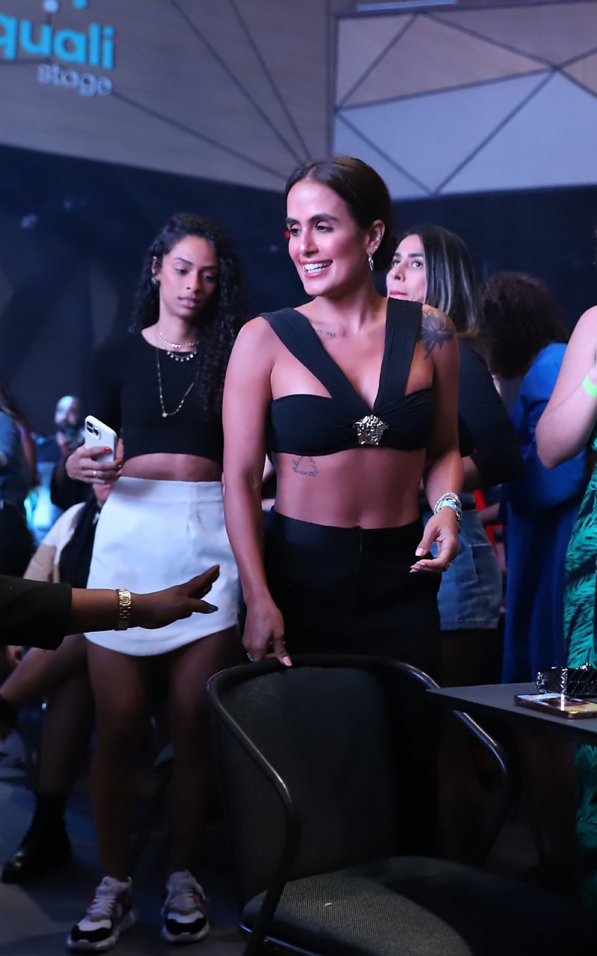 Carol Peixinho se diverte em show de Thaiaguinho