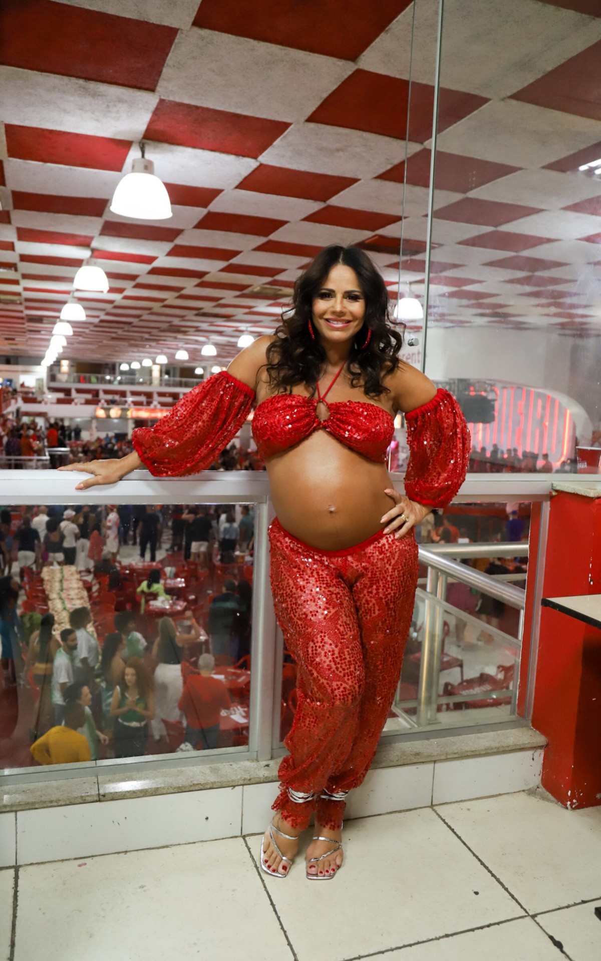 Viviane Ara&uacute;jo curte evento do Salgueiro