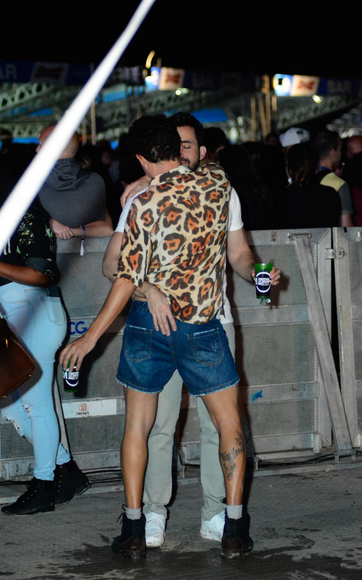 Em clima de romance, Silvero Pereira curte festival do Rio