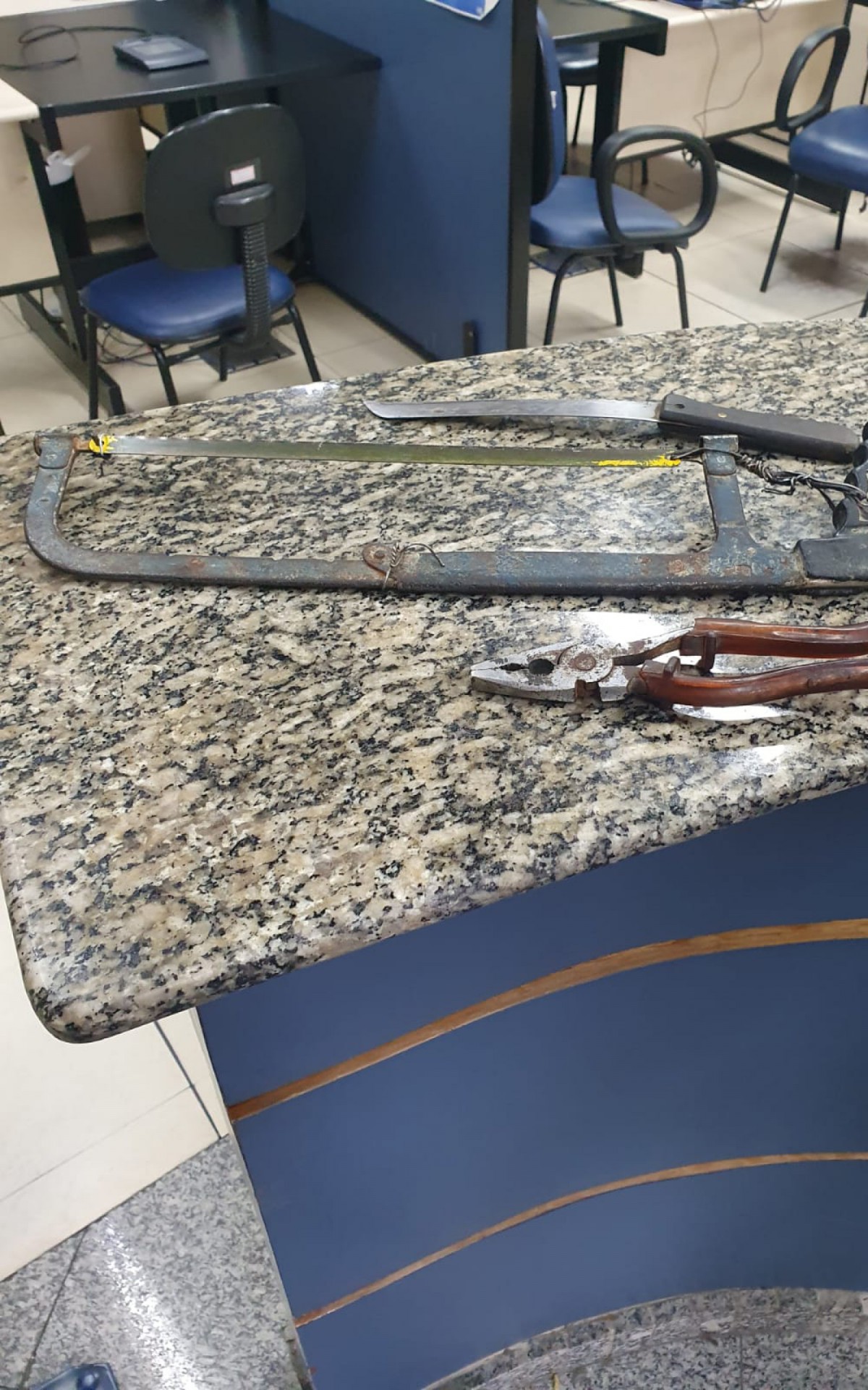 Homem preso em flagrante tamb&eacute;m estava com um arco de serra, uma faca e um alicate