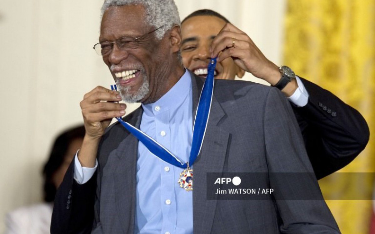 Bill Russell recebendo a Medalha Presidencial da Liberdade por Barack Obama em 2011