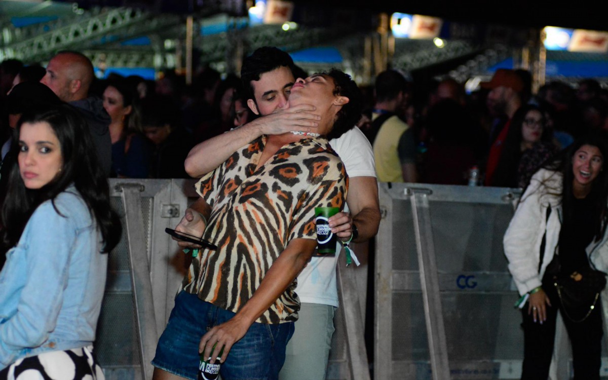 Em clima de romance, Silvero Pereira curte festival do Rio