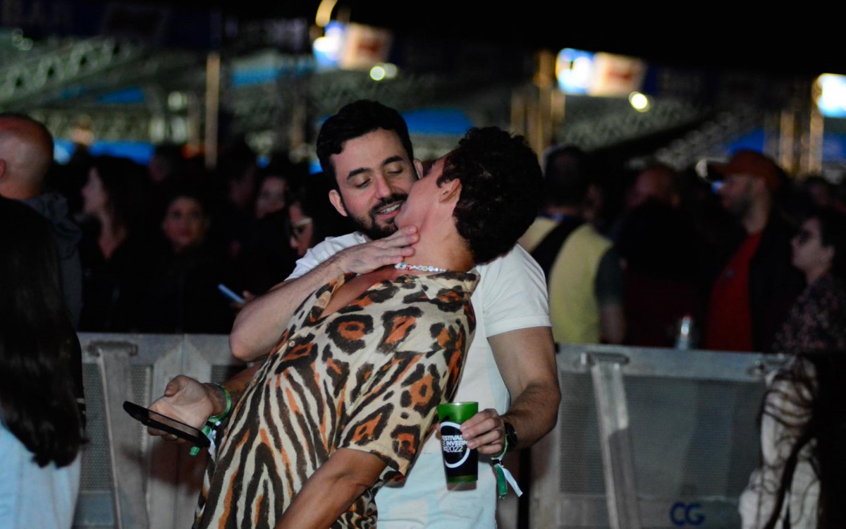 Em clima de romance, Silvero Pereira curte festival do Rio