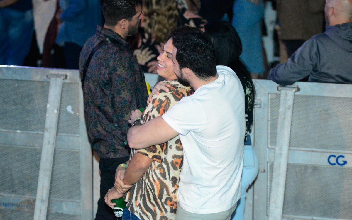 Em clima de romance, Silvero Pereira curte festival do Rio