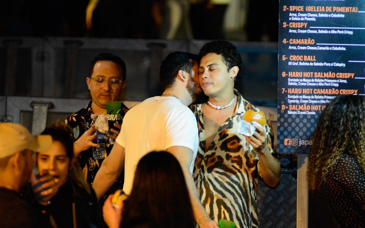 Em clima de romance, Silvero Pereira curte festival do Rio