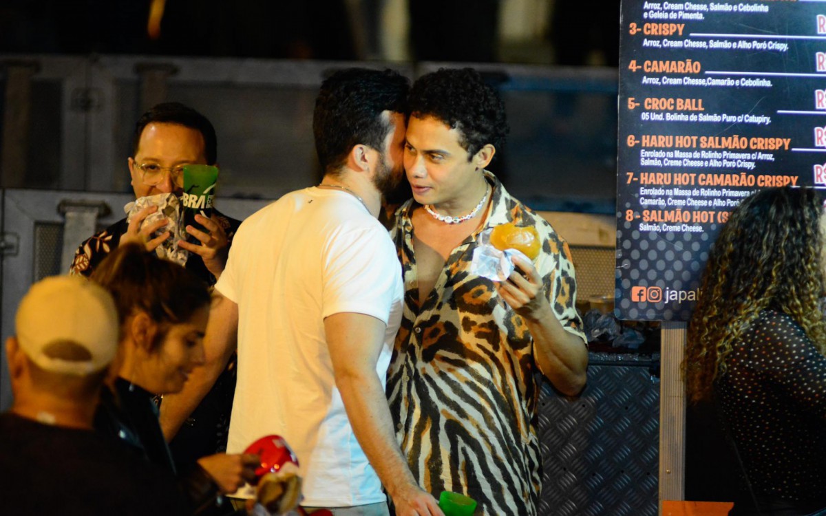 Em clima de romance, Silvero Pereira curte festival do Rio