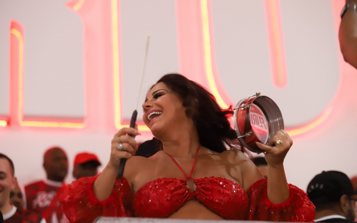 Viviane Ara&uacute;jo curte evento do Salgueiro