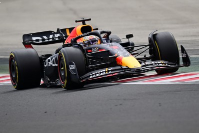 Verstappen fatura GP da Hungria mesmo após largar em 10º; Mercedes faz dobradinha