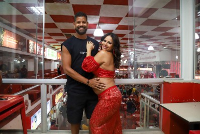 De top, Viviane Araújo exibe o barrigão de gravidez em evento do Salgueiro