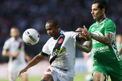 CBF divulga áudio de lance polêmico em Vasco x Chapecoense: 'Sente o contato e se joga'