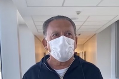 Vídeo! Galvão Bueno aparece andando após cirurgia na coluna: 'Tudo ótimo'