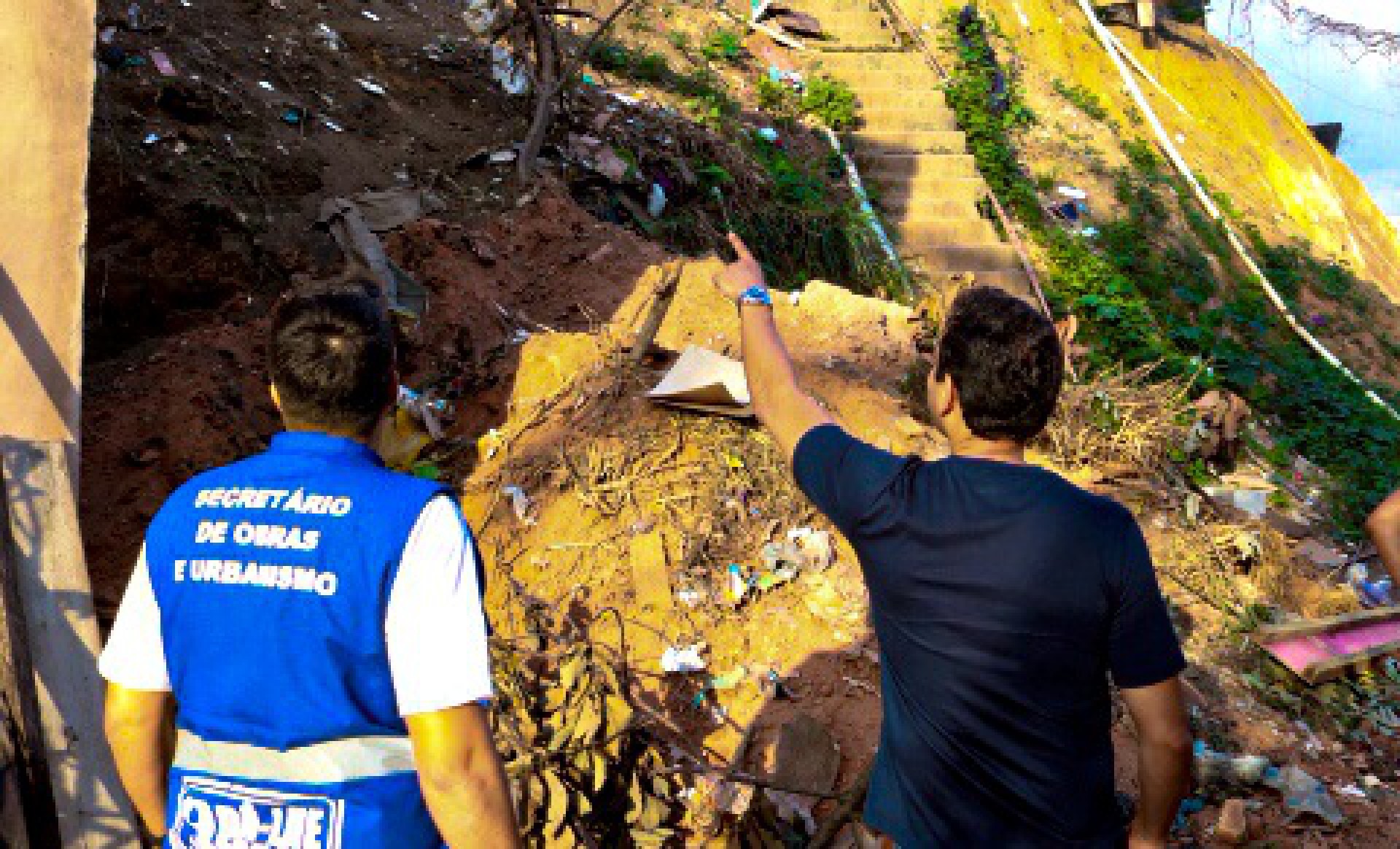 O prefeito Abraãozinho esteve nas vistorias nas obras de encostas na cidade - Divulgação / PMN