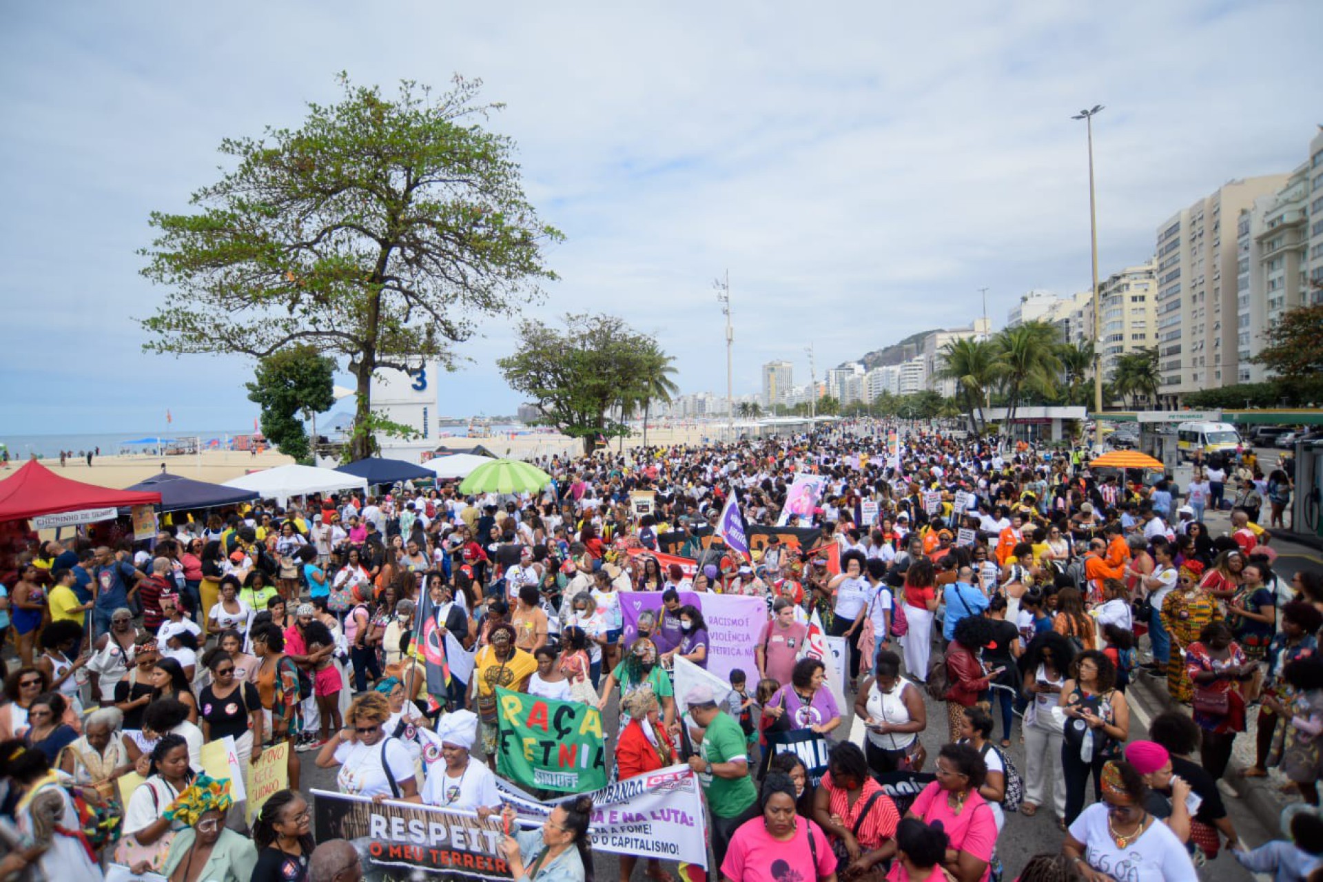 Mulheres se reúnem na Praia de Copacabana para VIII Marcha das mulheres Negras - Vanessa Ataliba/Agência O Dia
