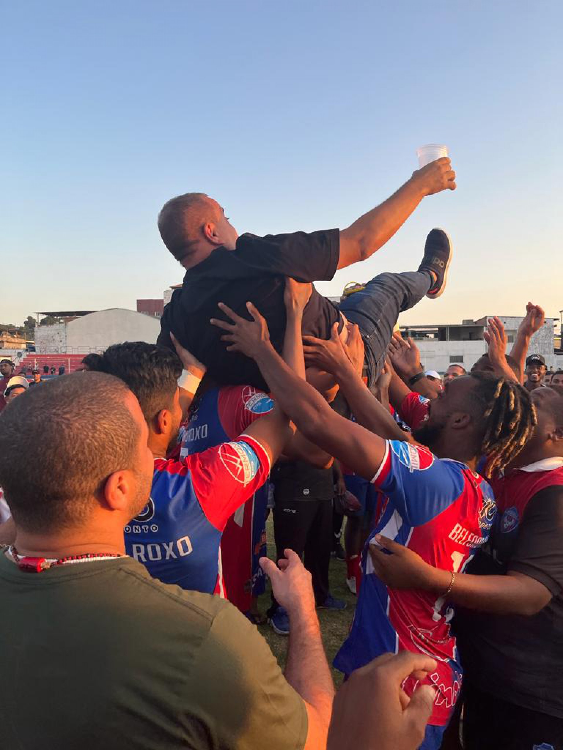 O presidente do SE Belford Roxo, Reginaldo Gomes, foi ovacionado pelos atletas - Divulga&ccedil;&atilde;o / SEBR