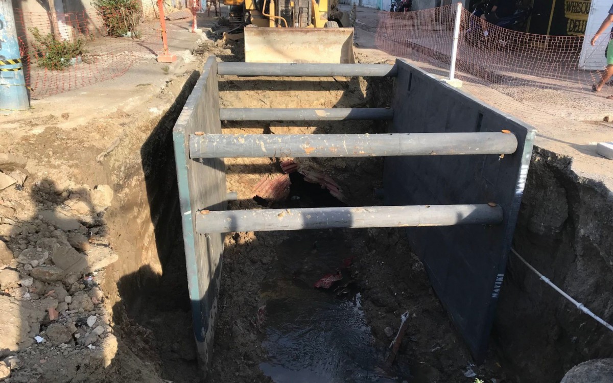 Obra de reparo da rede de drenagem em Mesquita