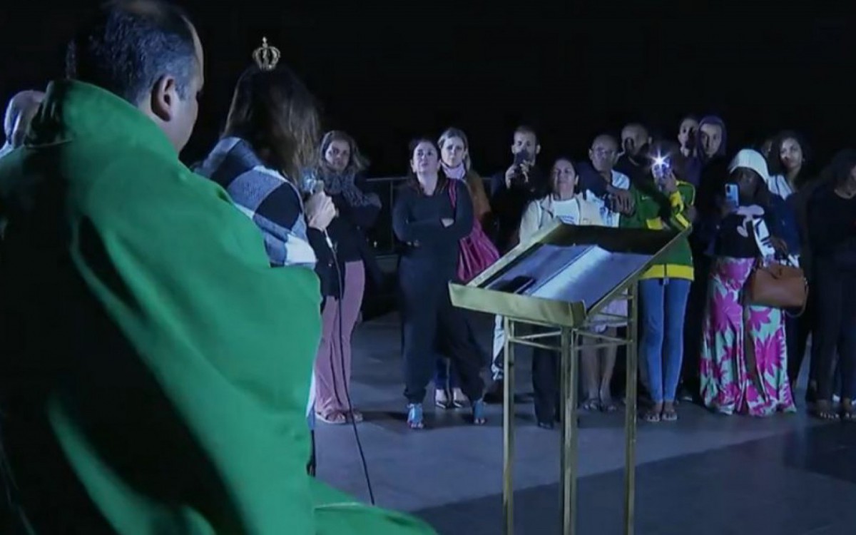 Missa em homenagem às vítimas de feminicídio foi celebrada pelo Padre Omar - Reprodução/TV Globo