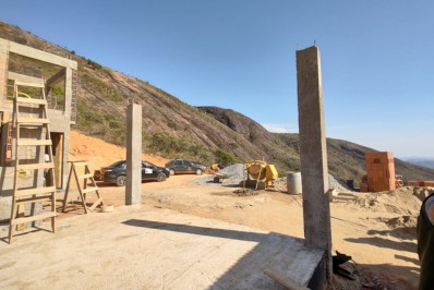 Meio Ambiente flagra construções irregulares na Pedra do Elefante na Posse