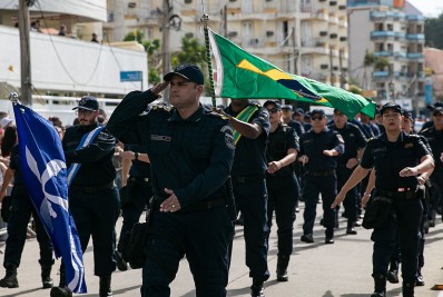 Desfile cívico reúne multidão após período de pandemia 