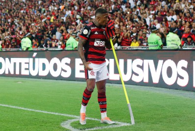 Falta clara para expulsão em Marinho do Flamengo! O dever do árbitro é tomar a decisão em campo.