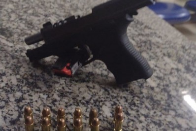 Homem é preso com arma de fogo durante partida de futebol em São Pedro da Aldeia