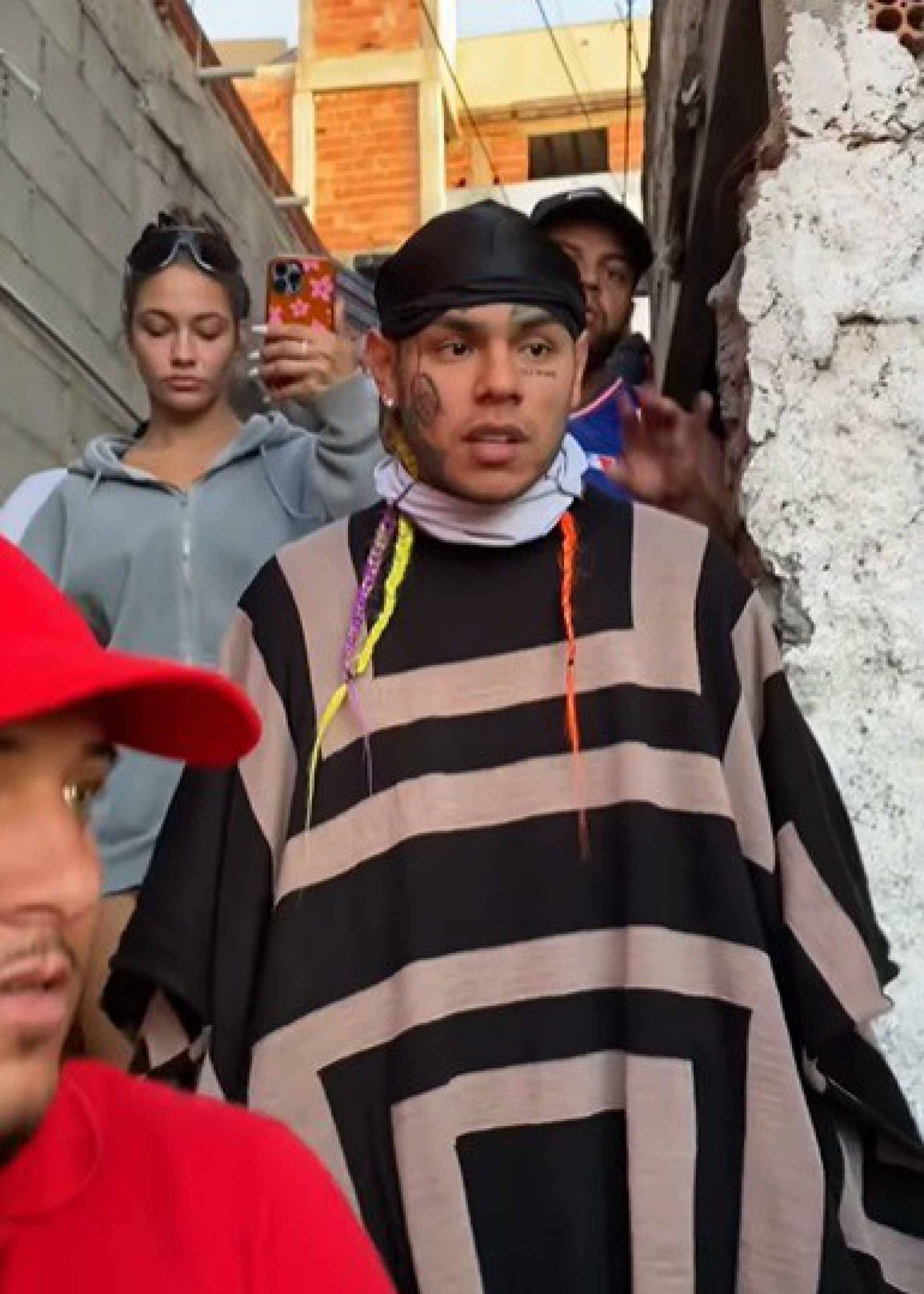  Rapper 6ix9ine joga dinheiro para o alto no Morro da Mangueira - Reprodução de vídeo