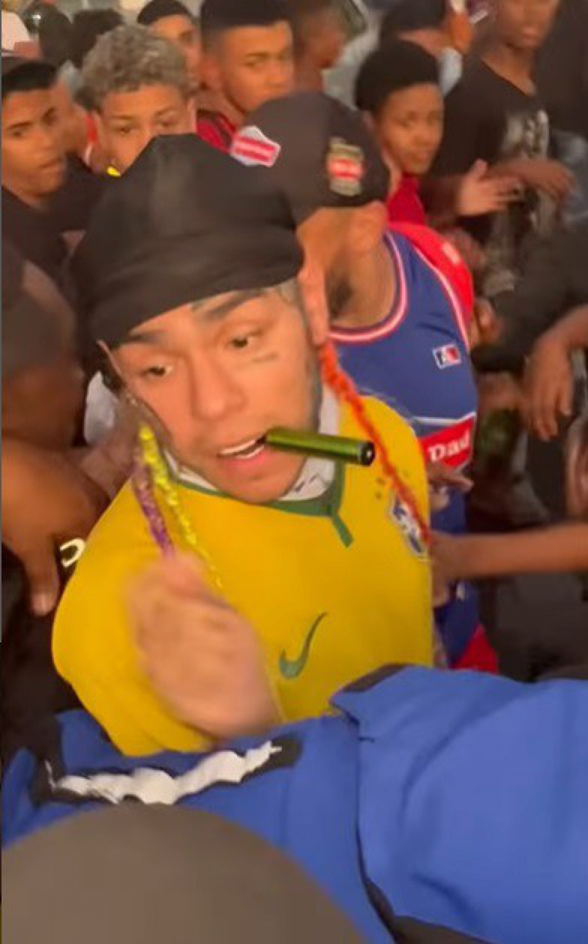  Rapper 6ix9ine joga dinheiro para o alto no Morro da Mangueira - Reprodução de vídeo