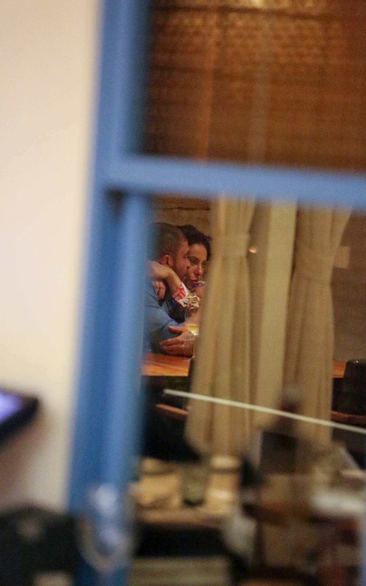 Paolla Oliveira e Diogo Nogueira passeiam em shopping do Rio