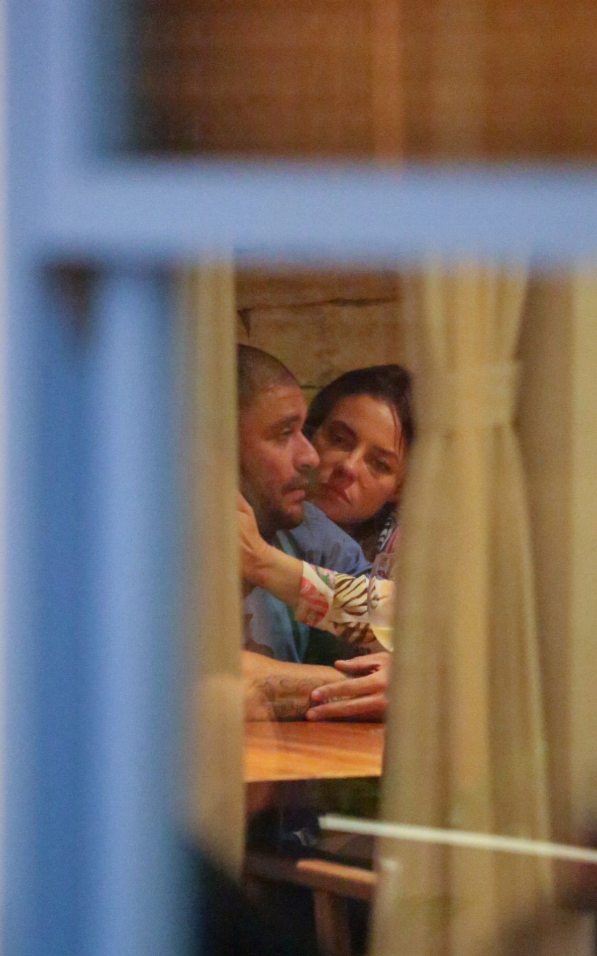 Paolla Oliveira e Diogo Nogueira passeiam em shopping do Rio